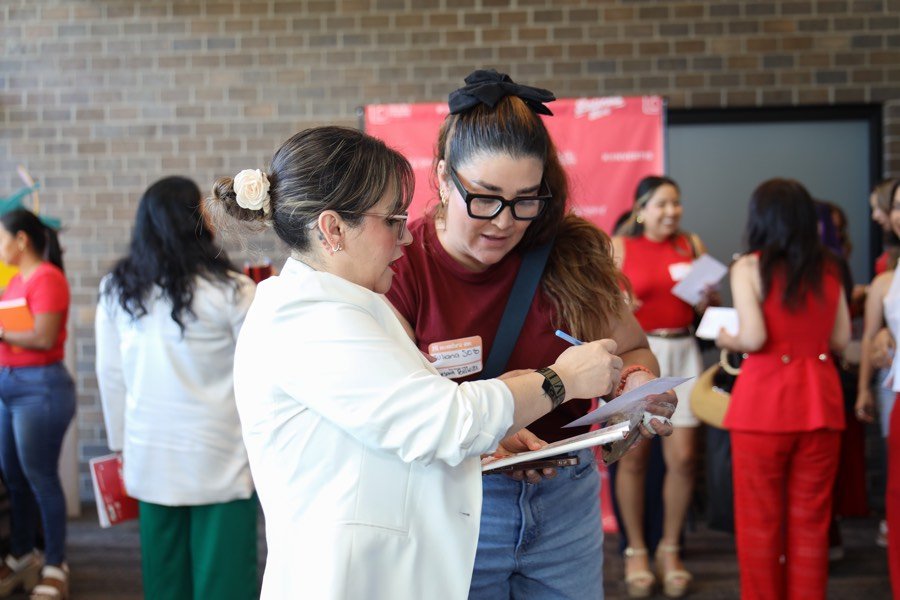 Mujeres conectando durante un evento de Go Latinas